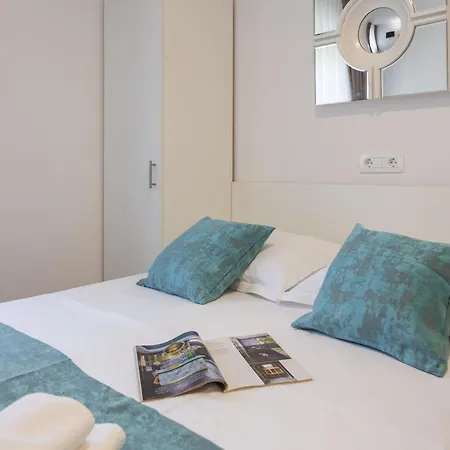 Beachfront Boutique With Free Parking Makarska